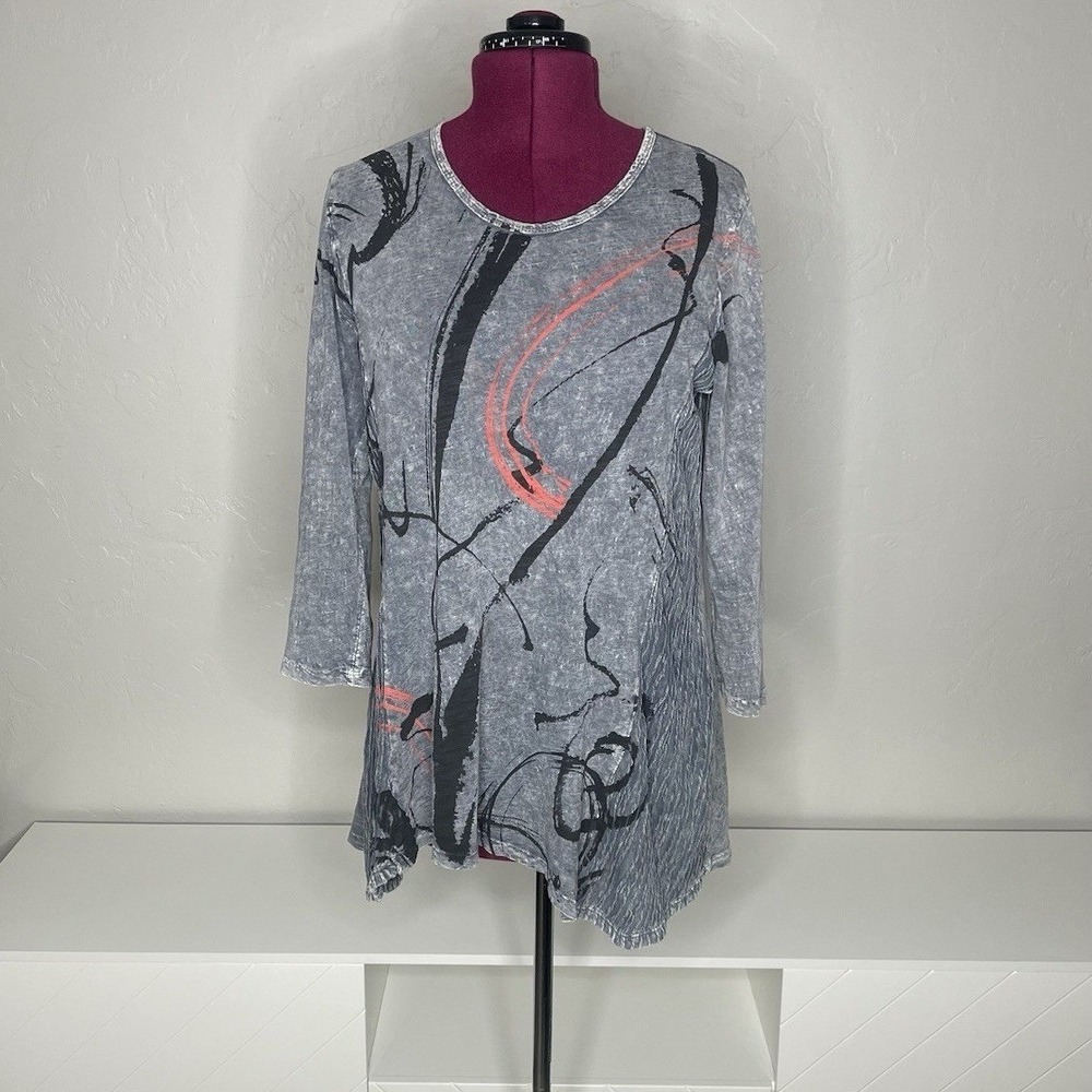 Jess & Jane Tunic Top Women's M Gray Abstract Art Mineral Wash Crinkle